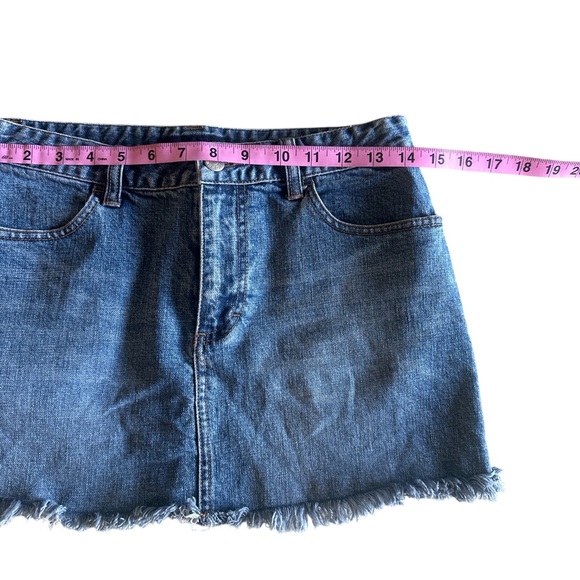 J.Crew Distressed Denim Mini Skirt Frayed Hem Blue Jean Skirt Casual Y2K Size 2 - Picture 6 of 8